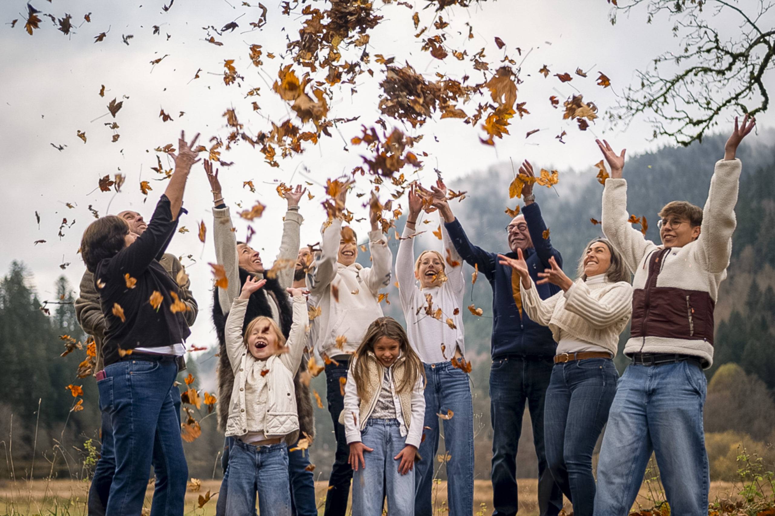 famille qui lancent des feuilles en l'air